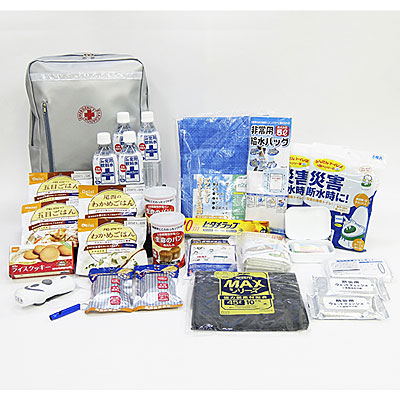 セット内容:リュックバッグ、5年保存水500ml×4、生命のパン(プチヴェール)×2、五目ごはん×2、わかめごはん×2、クッキー(プレーン)×2、ライスクッキー、ニューベンリー袋5回セット×2、ダイナモラジオライト、着用型ブランケット、エアーマット、携帯救急箱、真空圧縮セット(タオル・軍手・マスク)、ホイッスル、給水袋5L、レジャーシート、防災用ウェットティッシュ×2、ラップ、ゴミ袋45L用